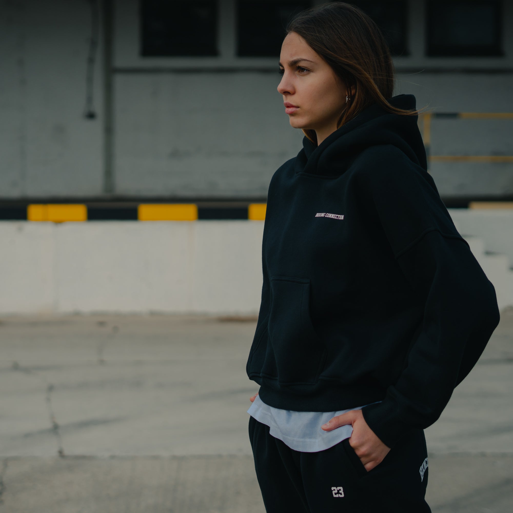 Label 23 Oversize Hoodie BXCN-CNTN in Schwarz – weiter Unisex-Hoodie mit markantem Frontprint, Kapuze mit Kordelzug und weicher Baumwollmischung, ideal für lässige Streetwear mit Haltung.