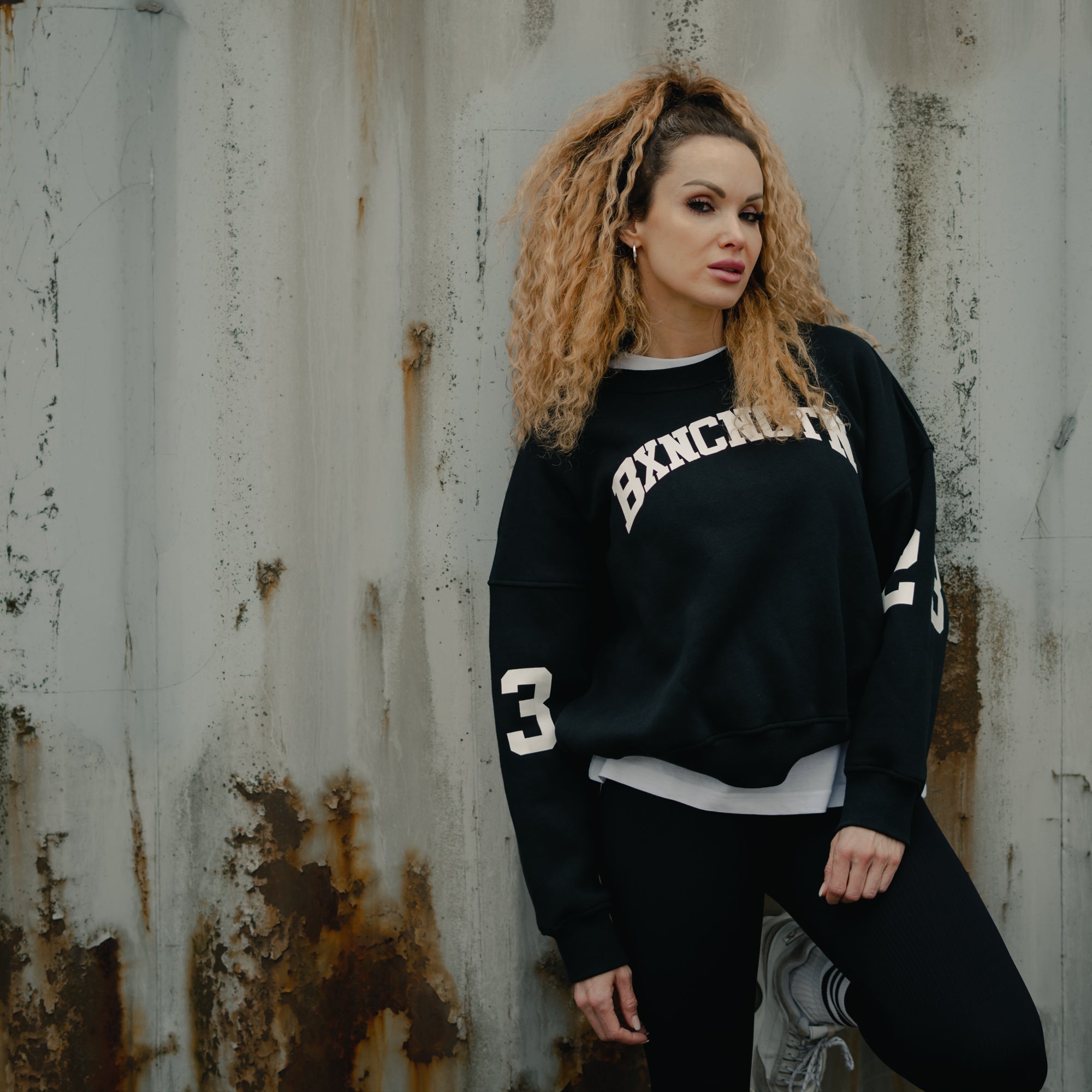 Label 23 Sweatshirt BXCN-CNTN in Schwarz – sportliches Unisex-Sweatshirt mit auffälligem Frontprint, klassischer Schnitt und weiche Baumwollmischung, ideal für starke Streetwear mit Statement.