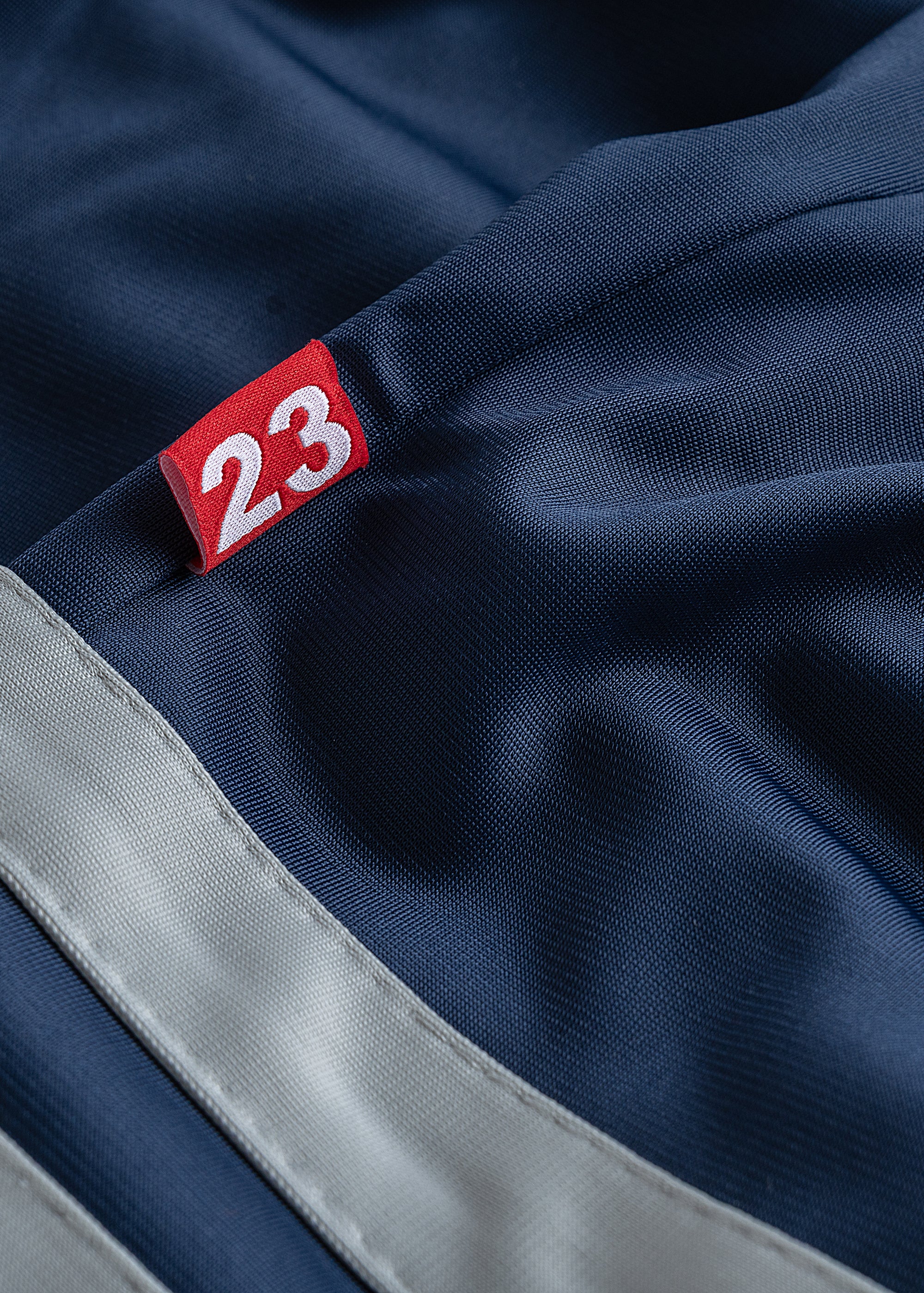 Label 23 Navyline Shorts in Dunkelblau – sportliche Herren-Shorts mit weißem Label-Print, elastischem Bund und bequemer Passform, ideal für Alltag, Gym und Freizeit.