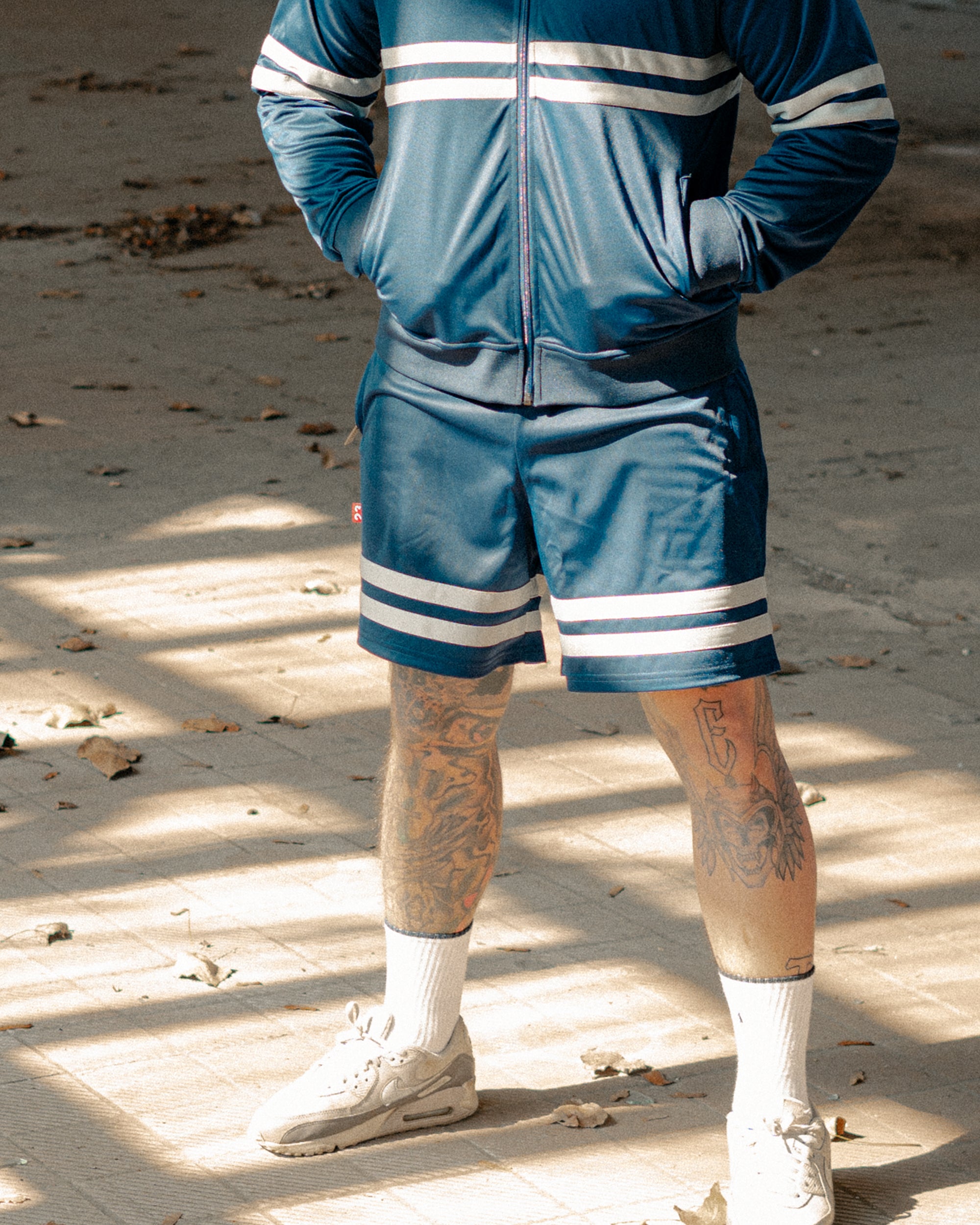 Label 23 Navyline Shorts in Dunkelblau – sportliche Herren-Shorts mit weißem Label-Print, elastischem Bund und bequemer Passform, ideal für Alltag, Gym und Freizeit.