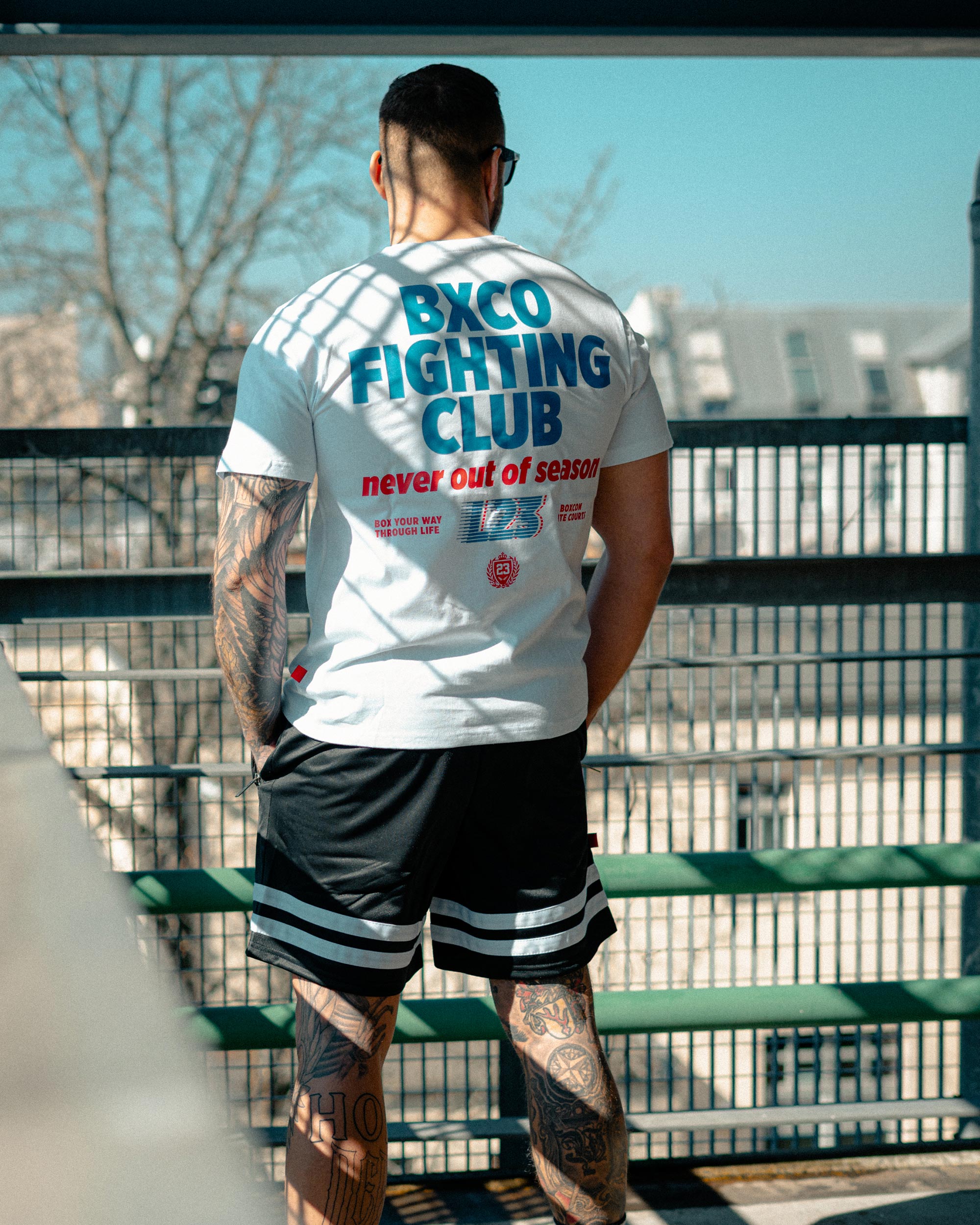 Herren T-Shirt ‚Never Out Of Season – Retro‘ von Label 23 – weißes Baumwoll-Shirt mit Vintage-Frontprint im sportlichen Boxstyle