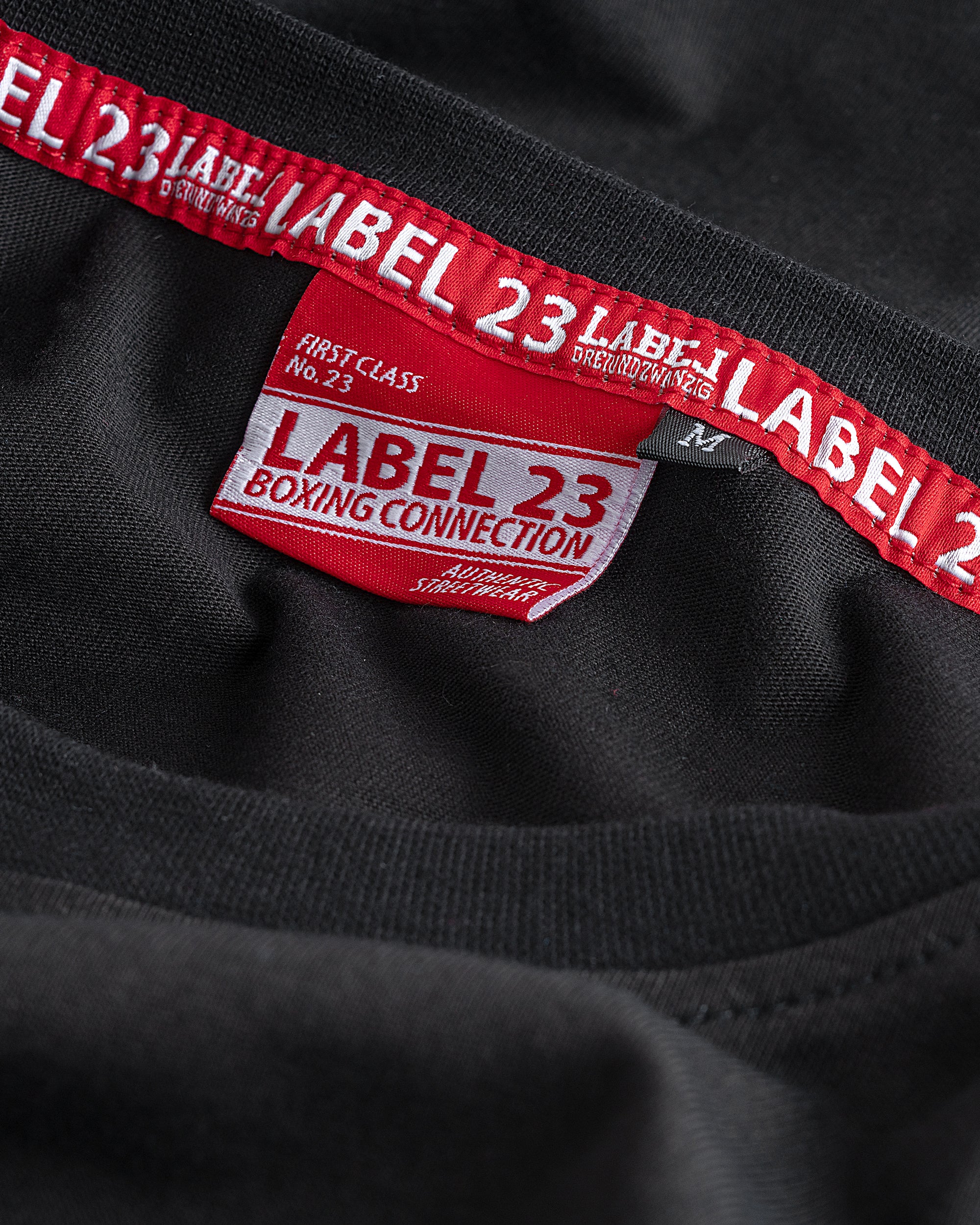 Label 23 T-Shirt German Series Leipzig in Schwarz – markantes Herren-Shirt mit blau-gelbem Leipzig-Print, klassischer Schnitt und weiche Baumwolle, ideal für sportliche Streetstyles mit Haltung.