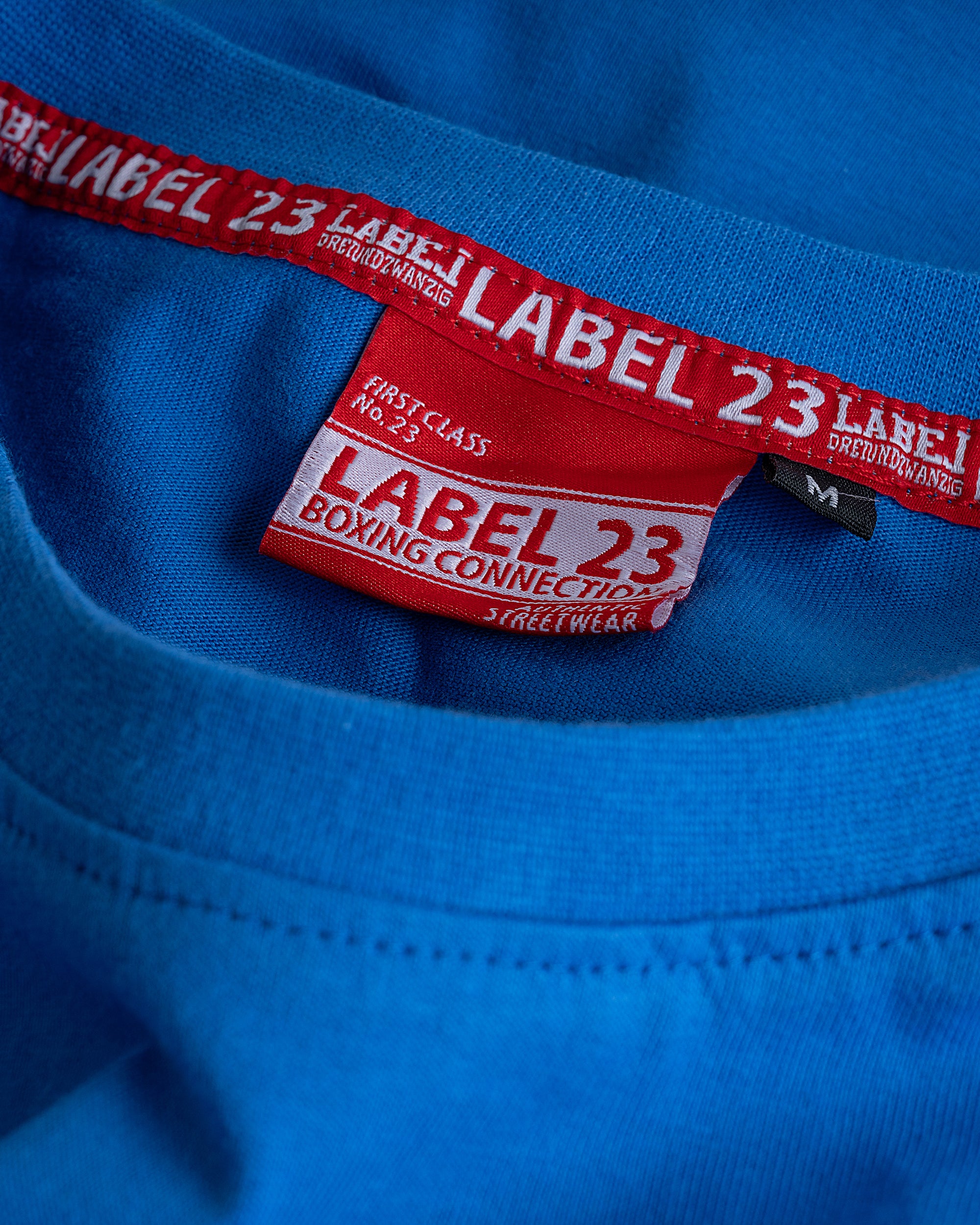 Herren T-Shirt ‚Label DZ‘ von Label 23 – blaues Baumwoll-Shirt mit Frontprint im sportlichen Boxstyle für Gym und Freizeit