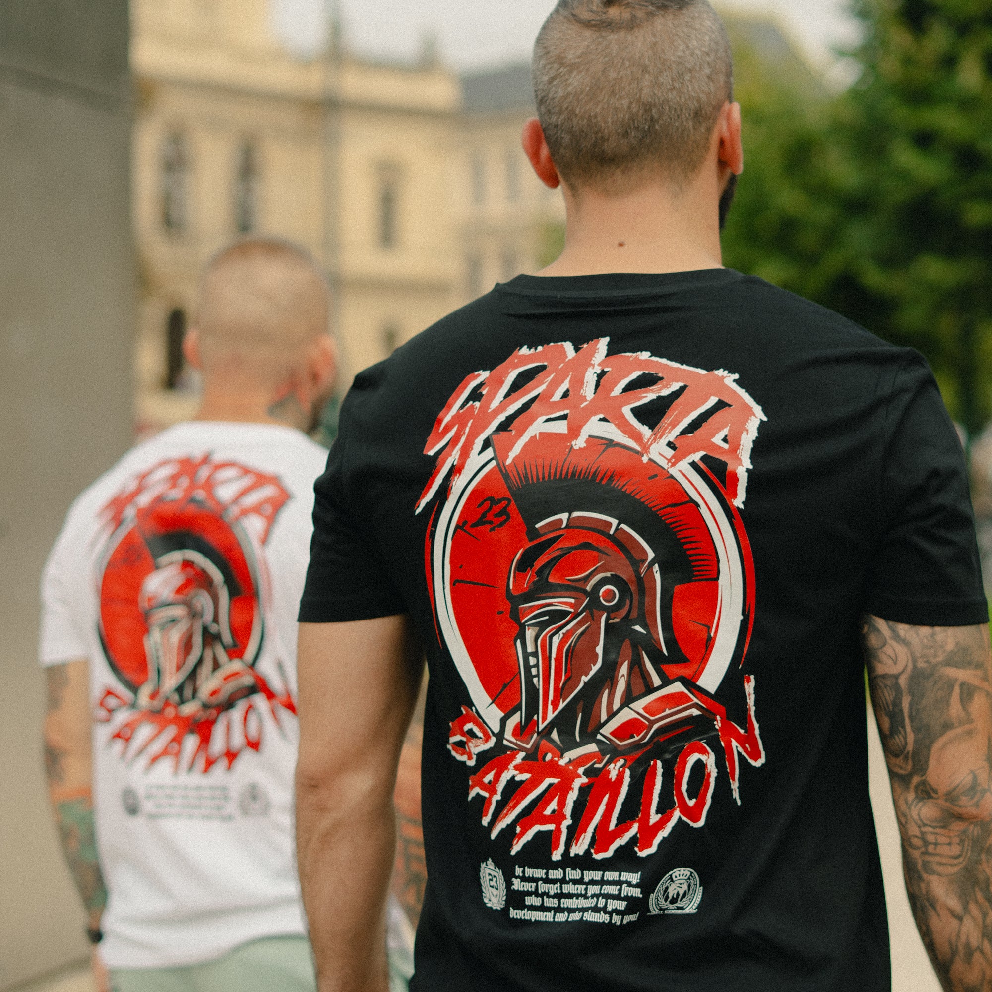 Herren T-Shirt ‚Bataillon‘ von Label 23 – schwarzes Baumwoll-Shirt mit weiß rotem Print im markanten Boxstyle für Alltag und Streetwear