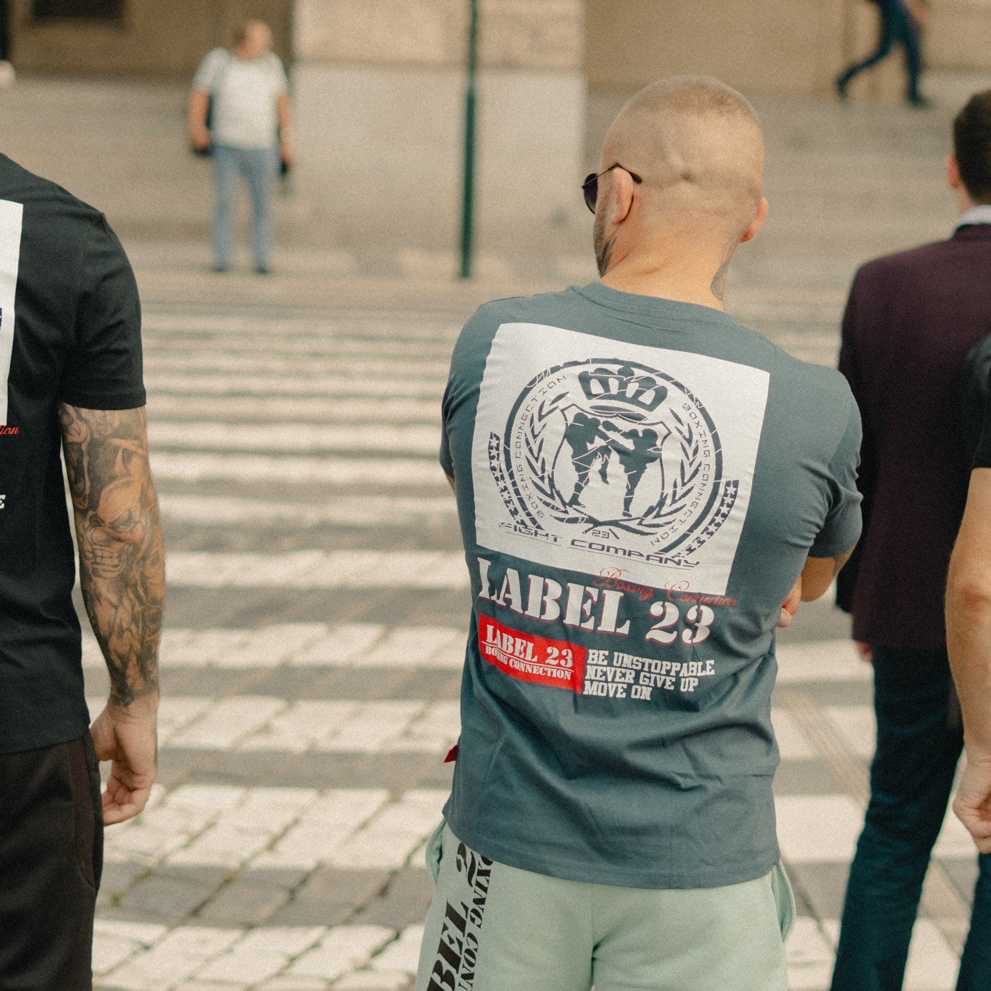 Herren T-Shirt ‚BCTA 2.0‘ von Label 23 – graues Baumwoll-Shirt mit Frontprint im sportlichen Boxstyle für Training und Streetwear