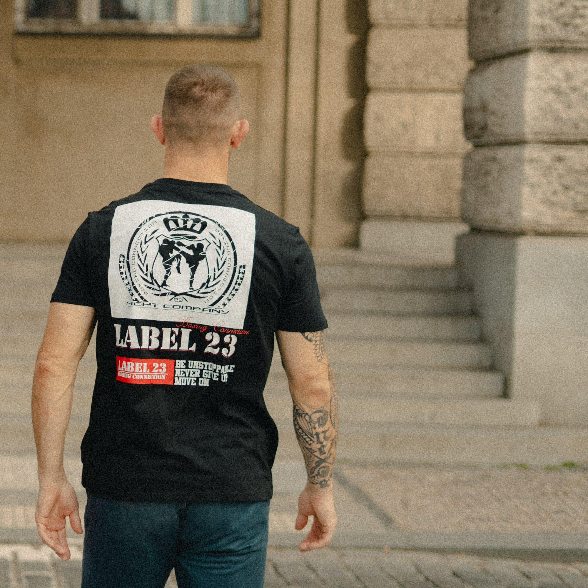 Herren T-Shirt ‚BCTA 2.0‘ von Label 23 – schwarzes Baumwoll-Shirt mit modernem Box-Print in Weiß für Streetwear, Gym und Alltag