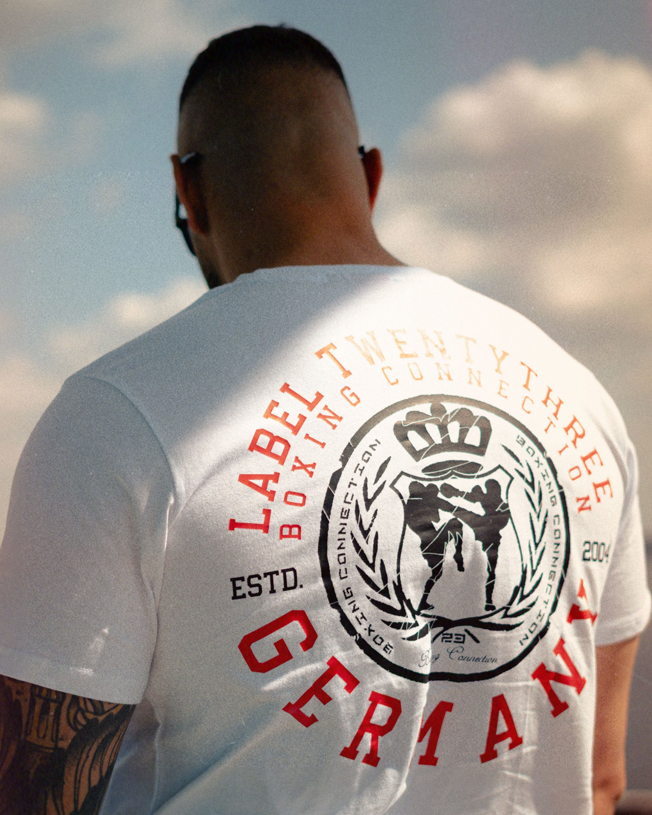 Herren T-Shirt ‚TT23‘ von Label 23 – weißes Baumwoll-Shirt mit Frontprint im sportlichen Boxstyle für Gym, Alltag und Streetwear