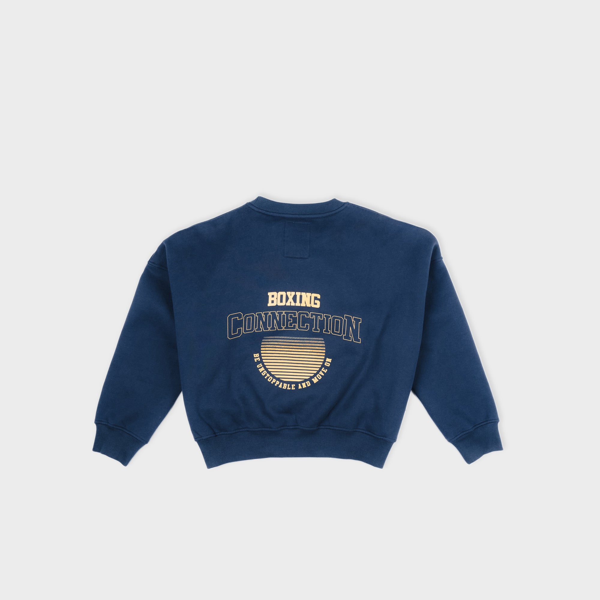 Label 23 Oversize Sweatshirt Move On in Schwarz – lässiges Unisex-Sweatshirt mit weißem „Move On“-Print, weiter Schnitt und weiche Baumwollmischung, ideal für entspannte Streetwear mit Statement.