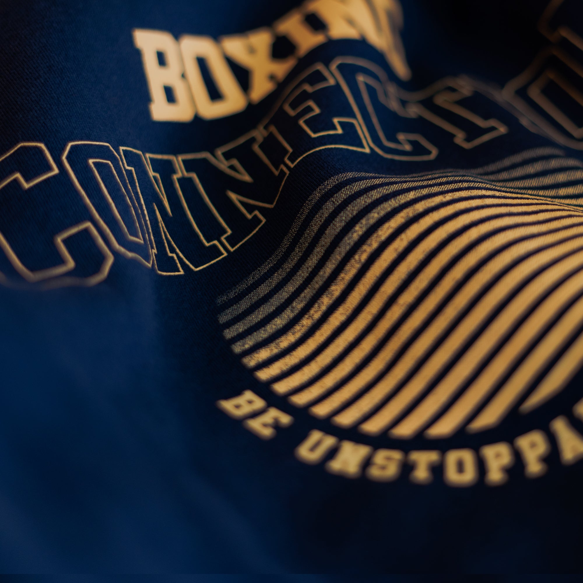 Label 23 Oversize Sweatshirt Move On in Schwarz – lässiges Unisex-Sweatshirt mit weißem „Move On“-Print, weiter Schnitt und weiche Baumwollmischung, ideal für entspannte Streetwear mit Statement.
