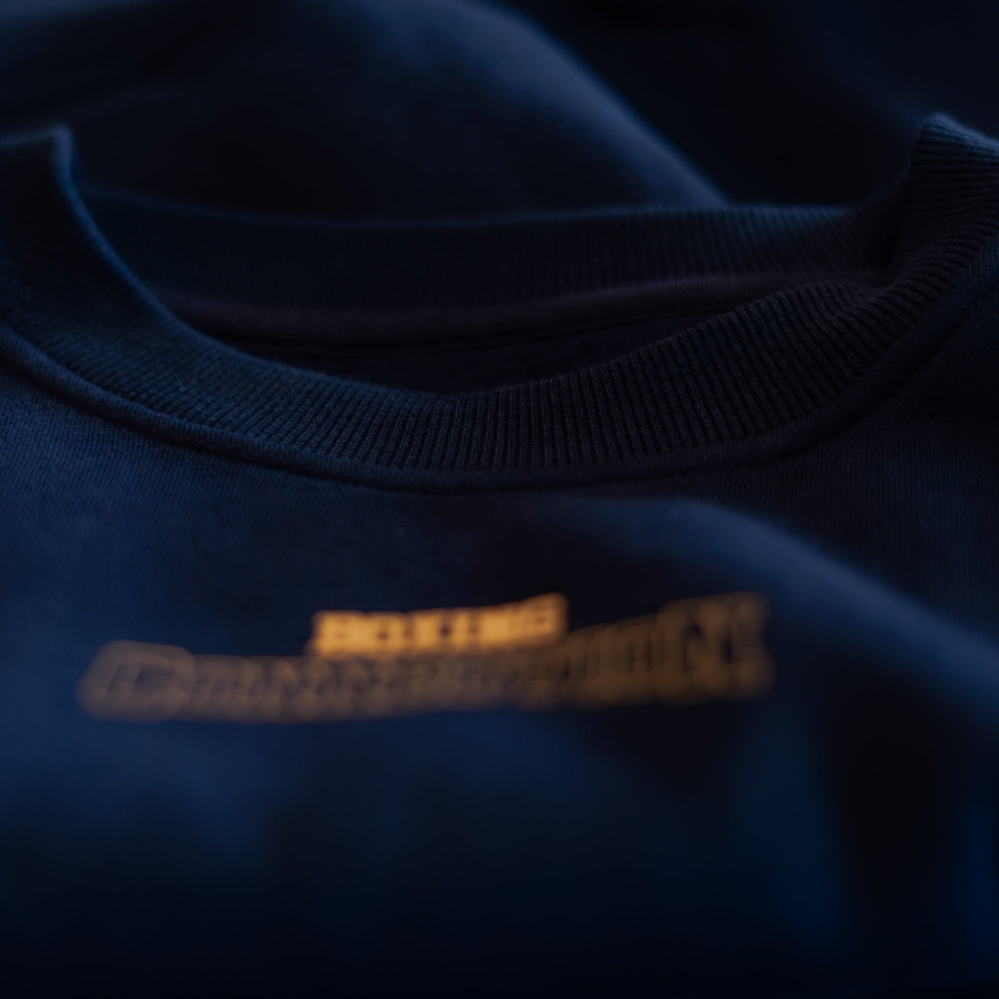Label 23 Oversize Sweatshirt Move On in Schwarz – lässiges Unisex-Sweatshirt mit weißem „Move On“-Print, weiter Schnitt und weiche Baumwollmischung, ideal für entspannte Streetwear mit Statement.