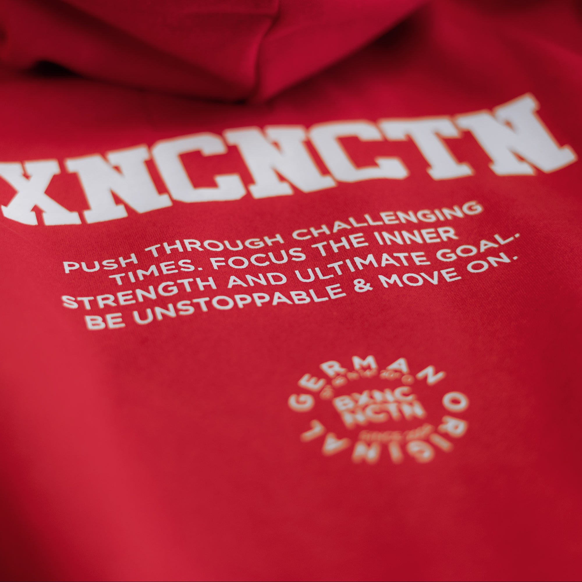 Label 23 Oversize Hoodie Push Through in Rot – lässiger Unisex-Hoodie mit weißem „Push Through“-Print, extra weiter Schnitt, Kapuze mit Kordelzug und weicher Baumwollmischung, ideal für motivierende Streetwear mit Aussage.